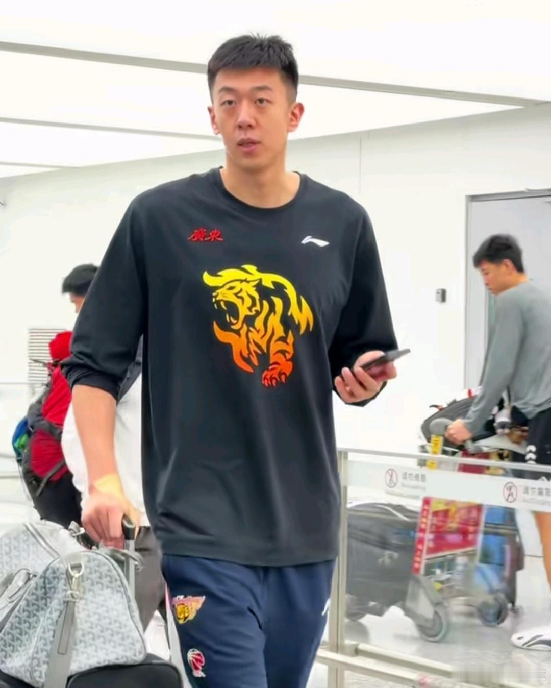 广东队下午顺利抵达杭州，当地下起了小雨天气凉爽，萨林杰还没有随队前往客场，球队将