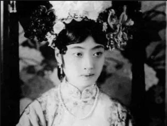1945年，侍卫长路过一猪圈，发现一个浑身生疮、瘦骨嶙峋、疯疯癫癫的怪物。他吓得