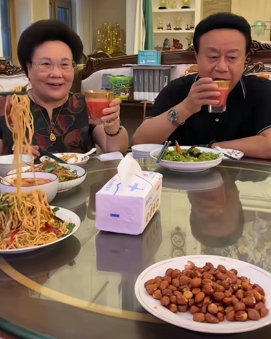 伊能静晒中秋节回到秦昊老家东北与公公、婆婆一起聚餐时的一幕，老两口特别开心。​