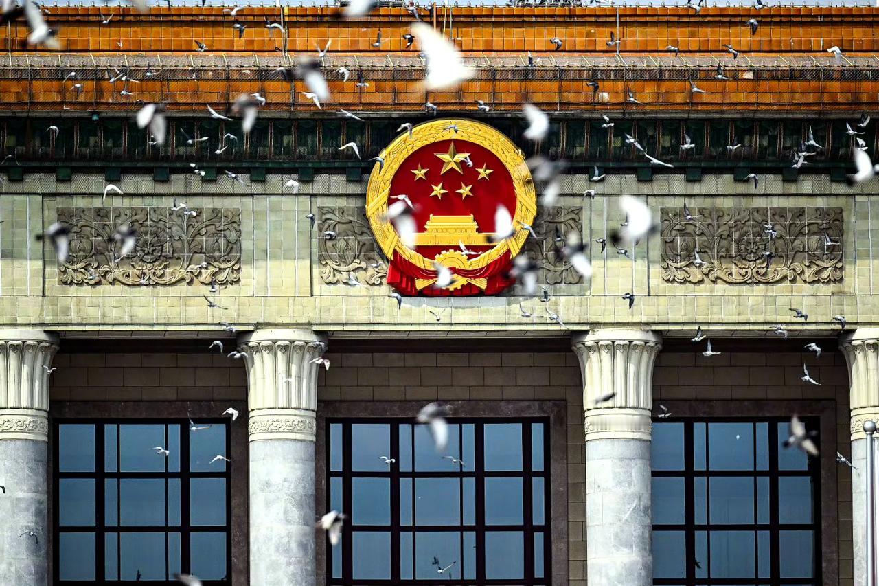 新华社这一波简直是杀疯了，赢麻了！阅兵一结束，新华社的社交账号里就涌进来无数