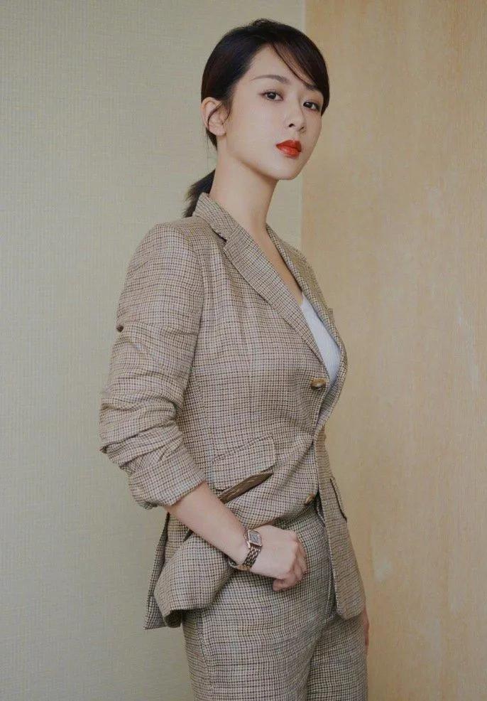 杨紫西装杀又美又飒✨卡其色格纹西装套装简直是气质天花板！内搭极简白背心，