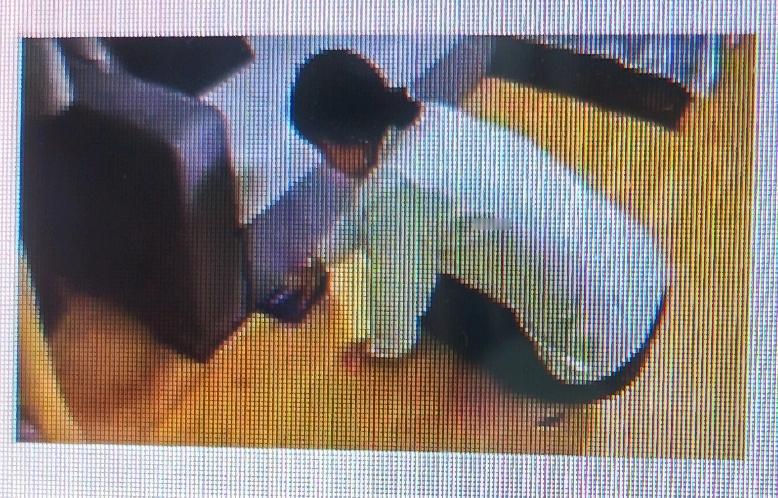 住家保姆的工资行情还挺有门道。就说我知道的一个例子，小区对面张阿姨请的住家保姆小