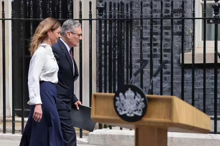 英媒重磅消息！斯塔默瞄准2028北约秘书长宝座，打算跟吕特争一争！英国《观察家报