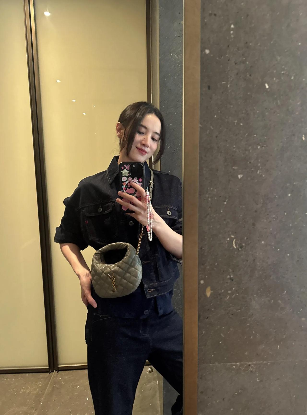 牛仔夹克+阔腿裤，又酷又飒，宋佳的松弛感穿搭真的绝了！叠穿针织开衫，细节感