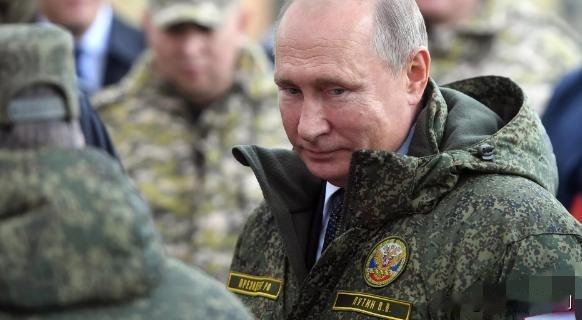 普京穿军装视察部队，释放多重信号12月27日，普京突然穿军装视察俄军联合指挥