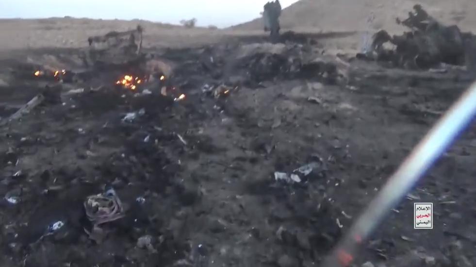 胡塞武装击落沙特F-15战机，士兵们纷纷在战机残骸前留影打卡，比剪刀手，这大概就