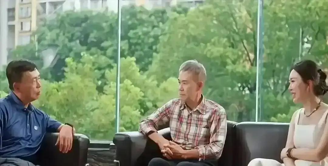 田朴珺截话段永平的3秒，藏着中国商界90%的人都踩过的死穴——你以为抢话是自信，