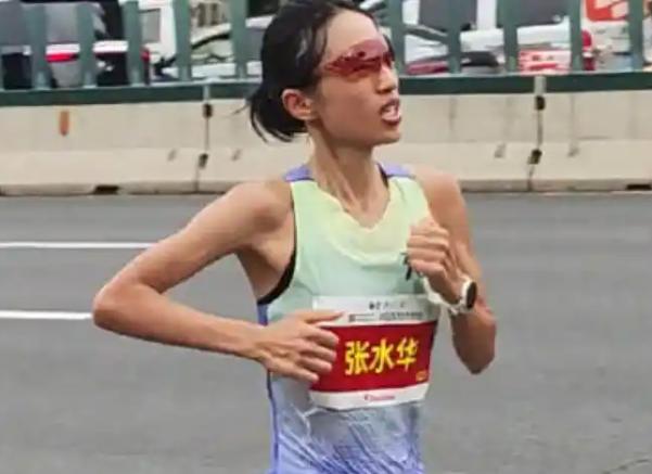 刚在哈尔滨马拉松拿了国内女子组冠军，刷新个人最佳，转头就被骂上热搜，还丢了品牌代