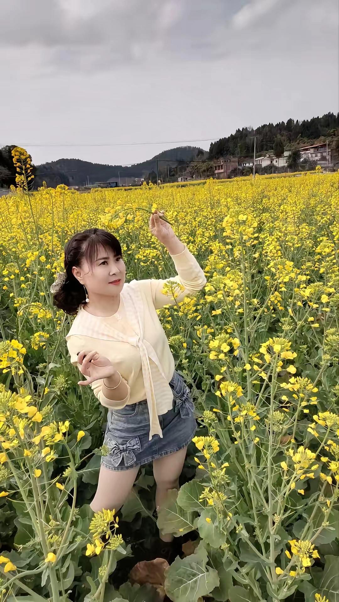 漂亮的油菜花乡土气息花海拍照在大自然里chill一下