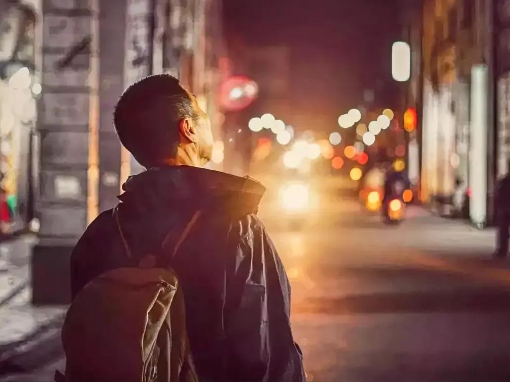 成年人的世界：“上班为了下班，下班为了上班，日复一日，年复一年，慌慌张张也