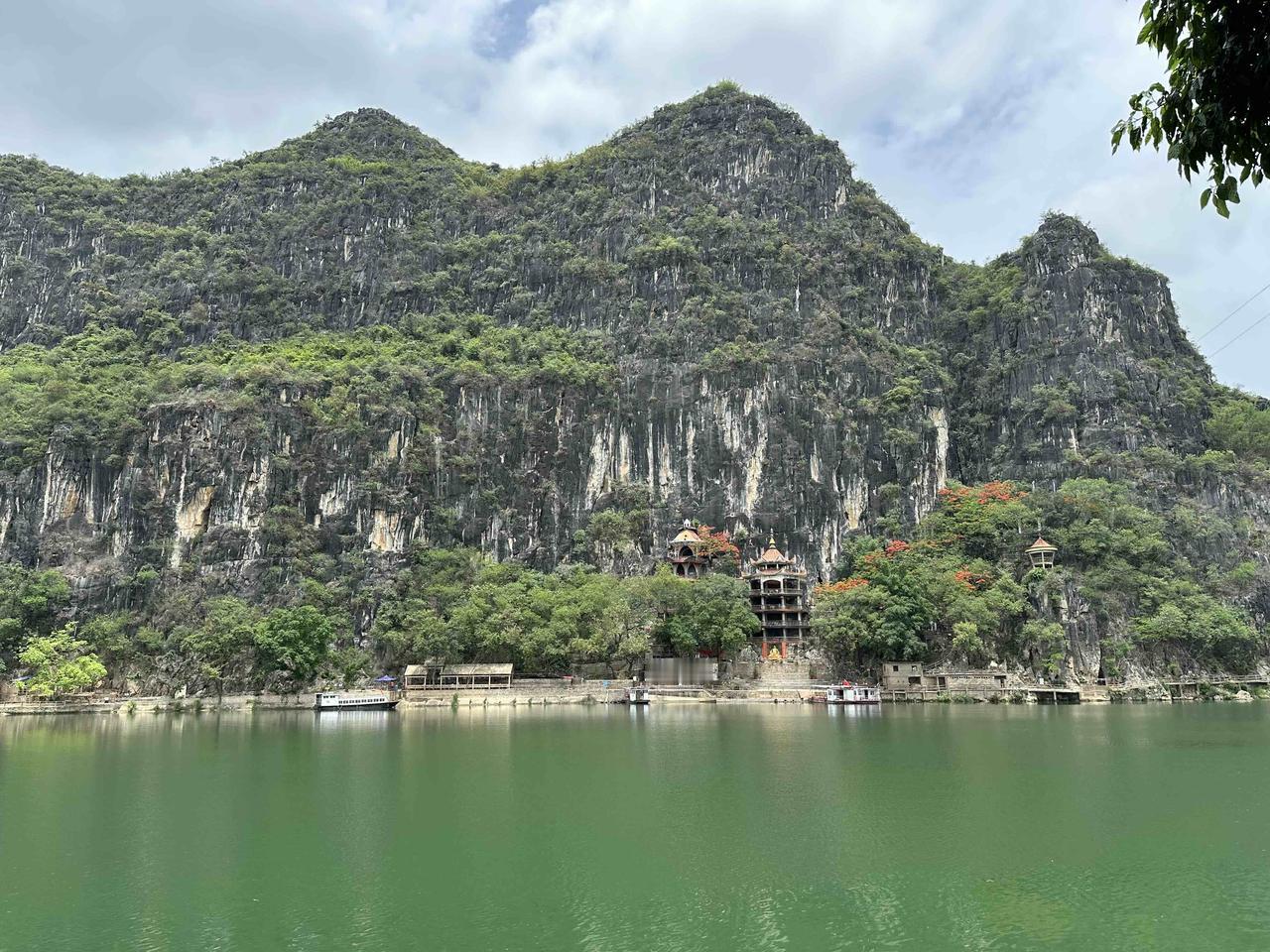 扶绥县金鸡岩景点介绍1.名称由来与传说•金鸡传说：洞内曾栖金鸡，啼声