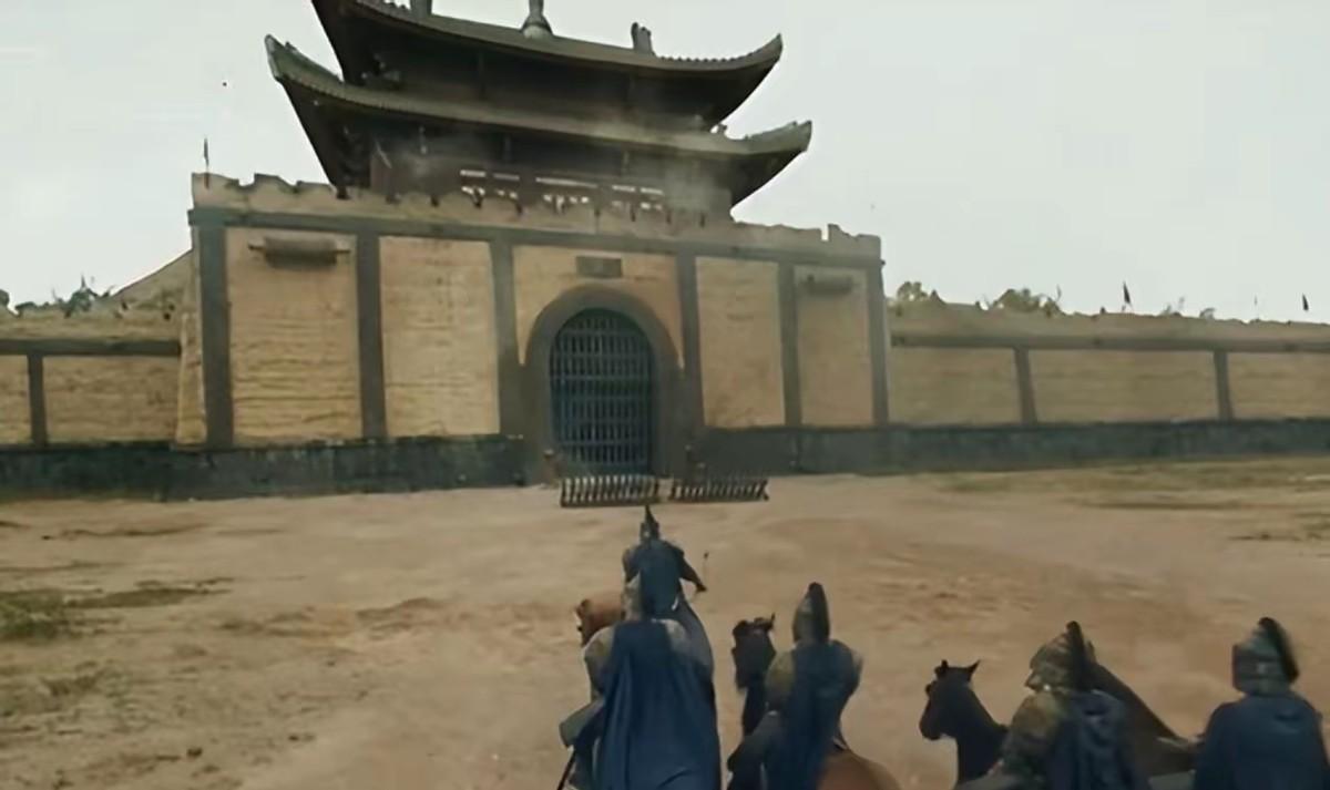 1402年，37岁的兵部尚书铁铉，被放进滚烫的油锅烹炸，油花溅起的声响里，混