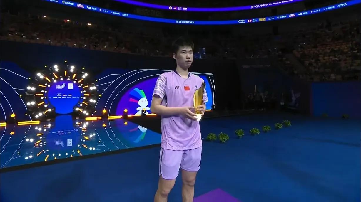 世界羽联超级750赛中国，大师赛男单决赛刚刚上演。国羽独苗翁泓阳2-0击败中国台