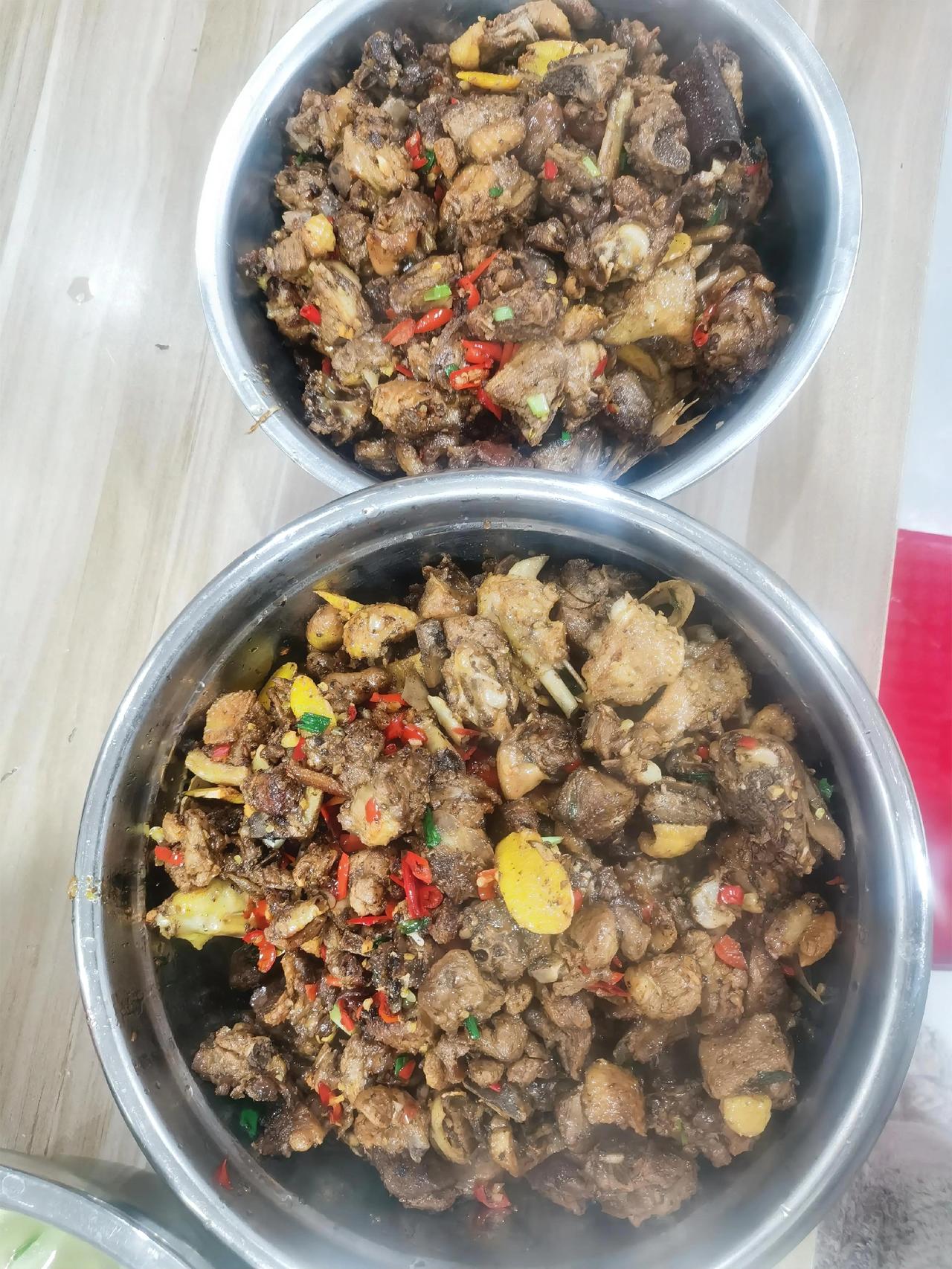 今日食堂菜谱：啤酒鸭素炒西兰花萝卜骨头汤。从始至终，我善良的性格从未变