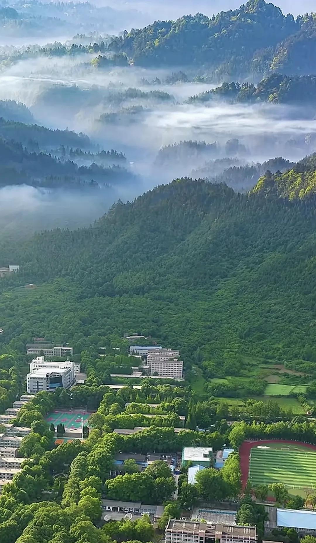 你以为这是一个景区？其实这是一所大学，它也的确像一个景区。陕西理工大学，很多人以