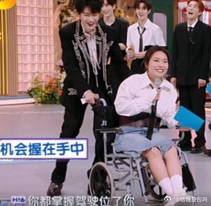 李雪琴坐着轮椅，坚持录制《你好，星期六》，主持人何炅调侃她是“一生要强的女人”，