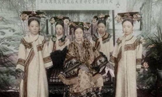 1875年，皇后阿鲁特氏被慈禧囚禁，4天水米未进。奄奄一息之际，她收到了父亲崇琦