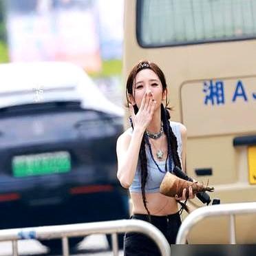 圈里最毒的夸奖，不是演技差，而是“少女感”。唐艺昕露个腰，通稿满天飞夸她生完