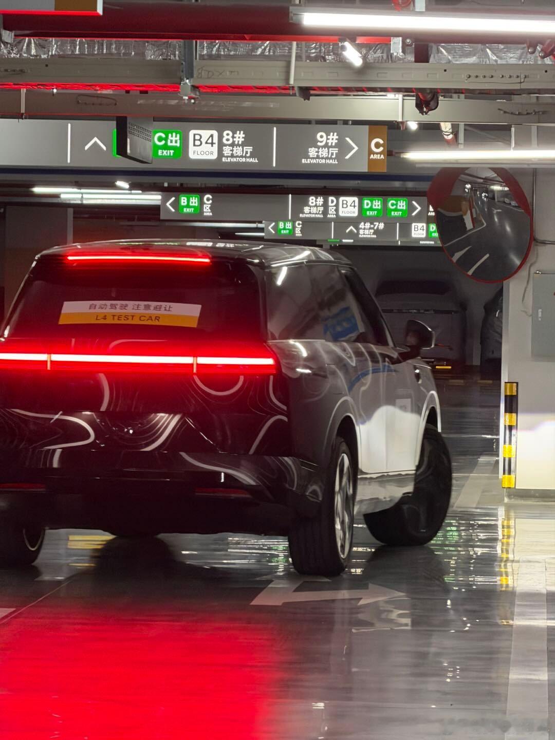 小鹏GX同步开启L4自动驾驶测试，今年小鹏另外一条脉络是Robotaxi，而