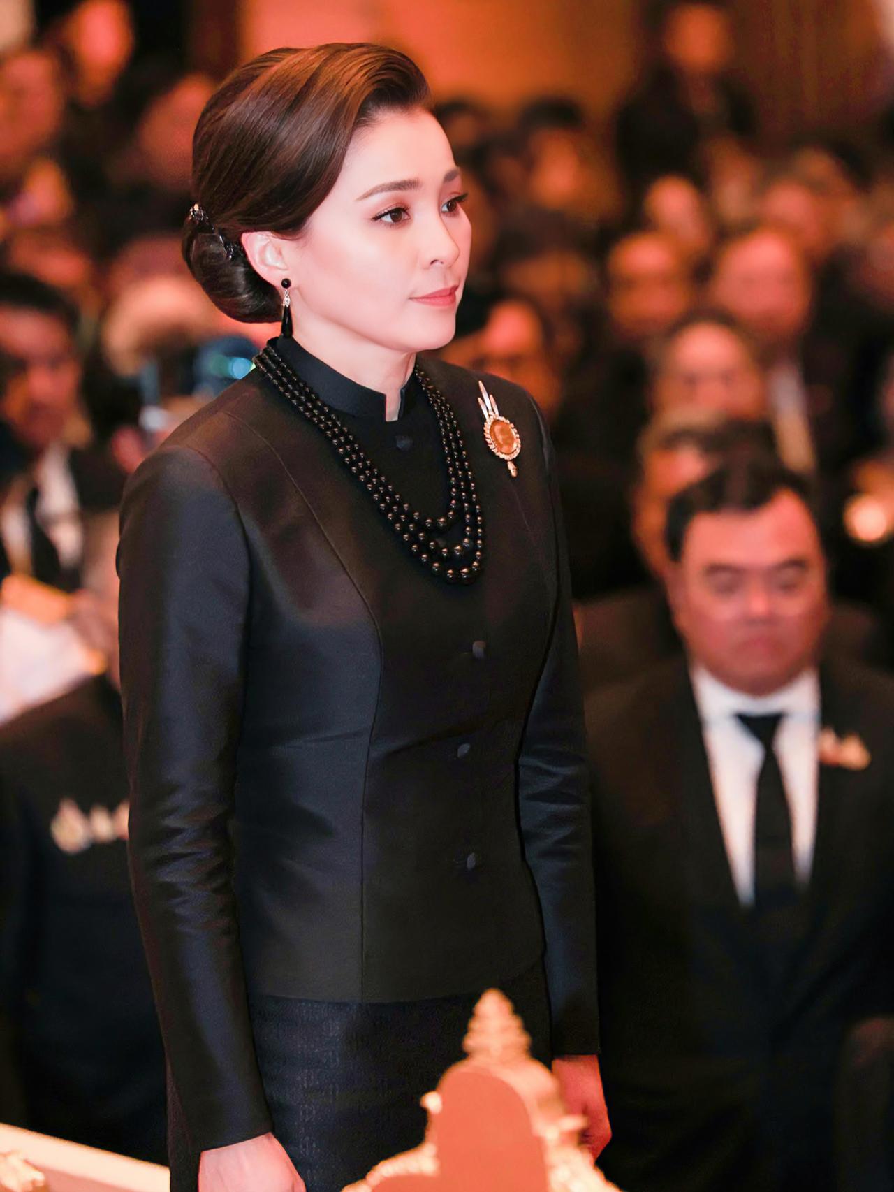 苏提达王后白的发光，皮肤像剥了壳的荔枝最新公务活动上，泰王带着苏提达王后去看孔