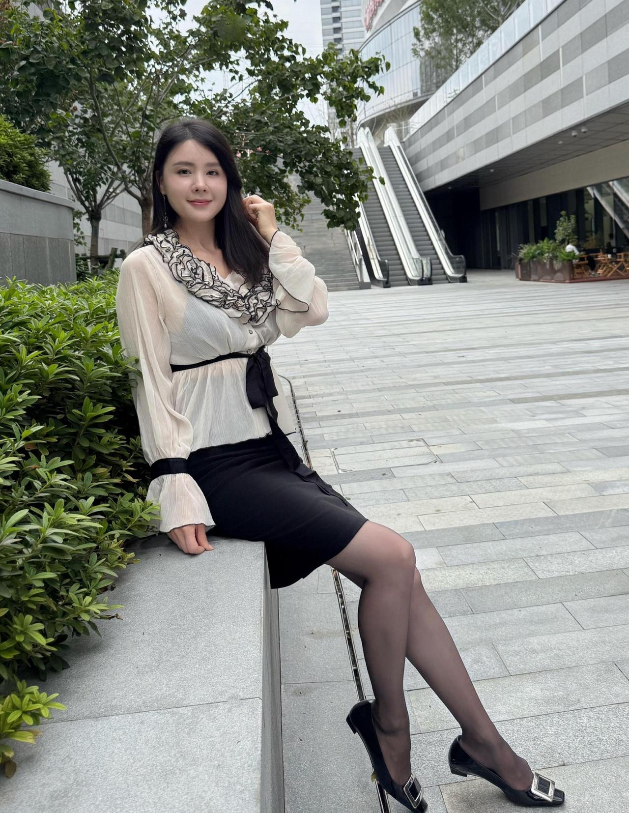 这套穿搭将优雅复古与职场干练巧妙融合，风格知性又具女性魅力。米白色衬衫自带温柔气