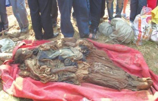 1988年，江西一处考古现场发掘出一具女性遗体，考古学者小心地揭开她的衣物时，竟