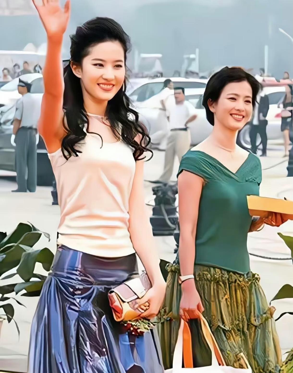 这张照片上，刘亦菲和她妈，那个更美呢！可以说两个都是顶级美女。甚至母女俩看着就