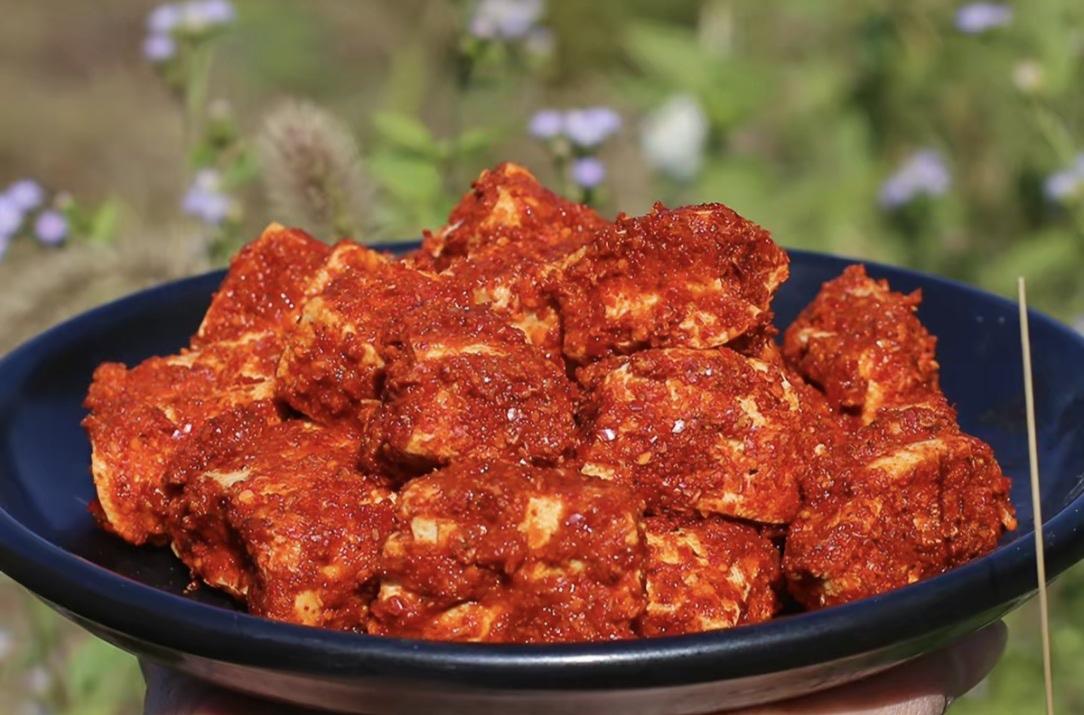 过年后从老家带回一大瓶豆腐乳，是我特地让老妈做的，因为听说吃它好处很多，然而没想