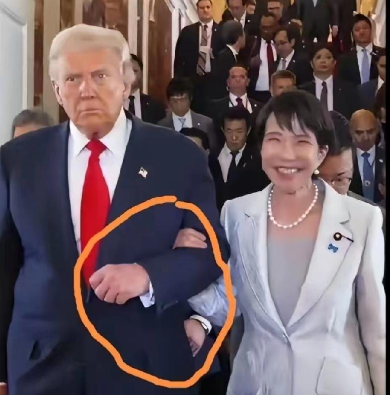 高市早苗挽着特朗普胳膊，第三只手突然入镜，现场到底谁在掌控节奏？那天拍的照片