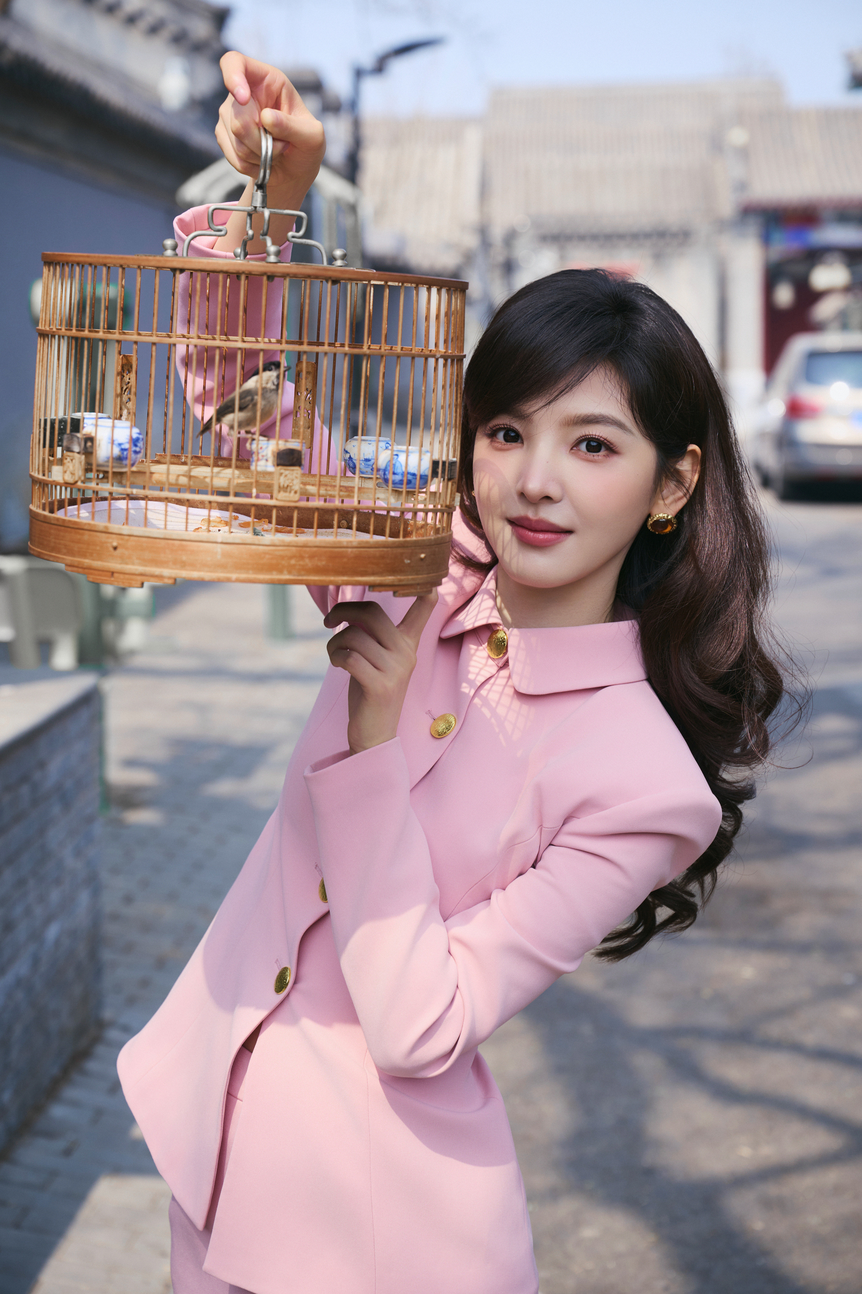 章若楠今日出席《冬去春来》剧宣活动造型大片，身着MaisonWester粉色翻