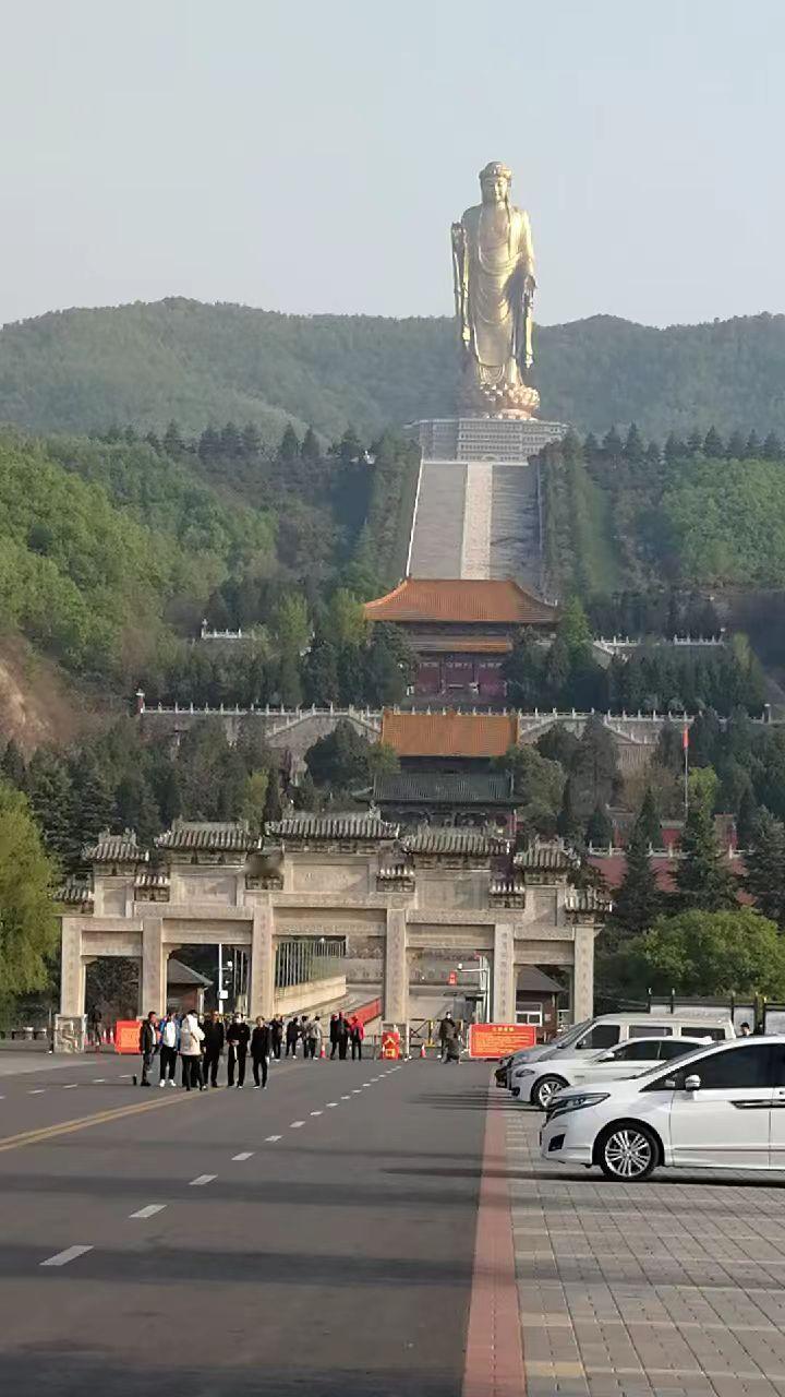 這是著名的中原大佛，是世界之最。在河南省平頂山市魯山縣。也稱堯山大佛。2021年