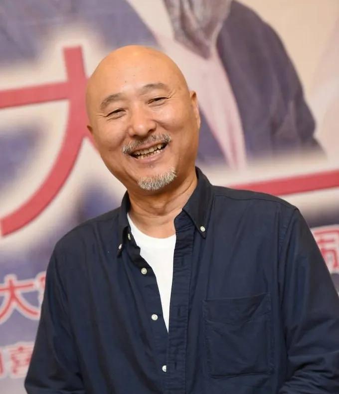 1973年，“黄世仁”陈强提着两瓶好酒，来到“喜儿”田华家，求田华，“田华啊，你