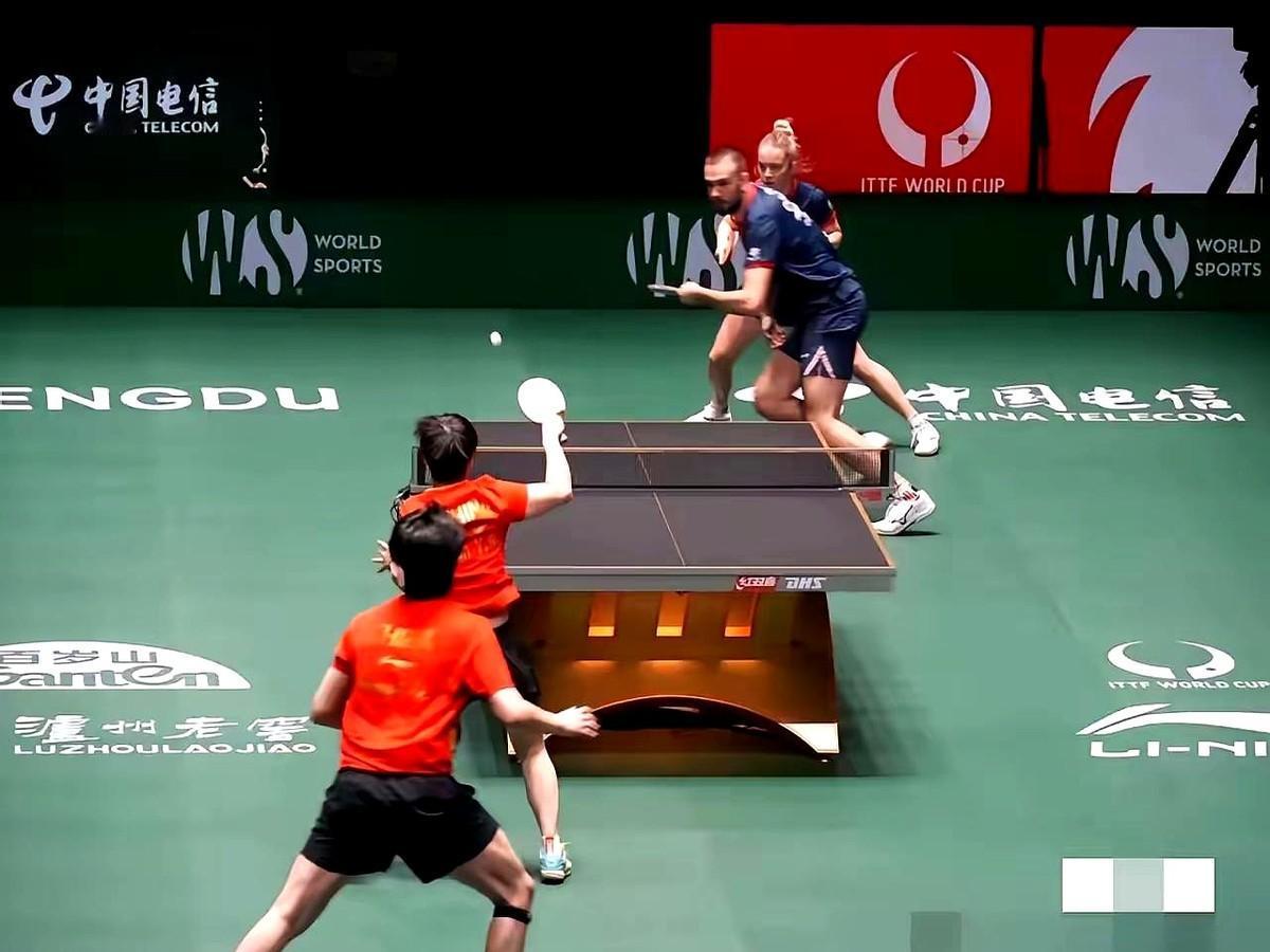 我直接看傻了！成都混双赛场那幕我刷了八遍还没缓过来！现在网上吵翻了，有人追着