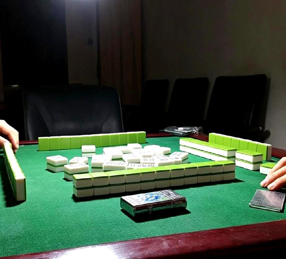 昨天打麻将差点为几块钱跟朋友闹掰。她明杠了9筒，最后胡了69筒的牌。