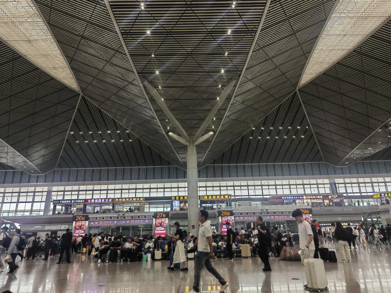 5月24日旅游旺季，西安北站那叫一个热闹。候车大厅里人来人往，感觉整个空间都被塞
