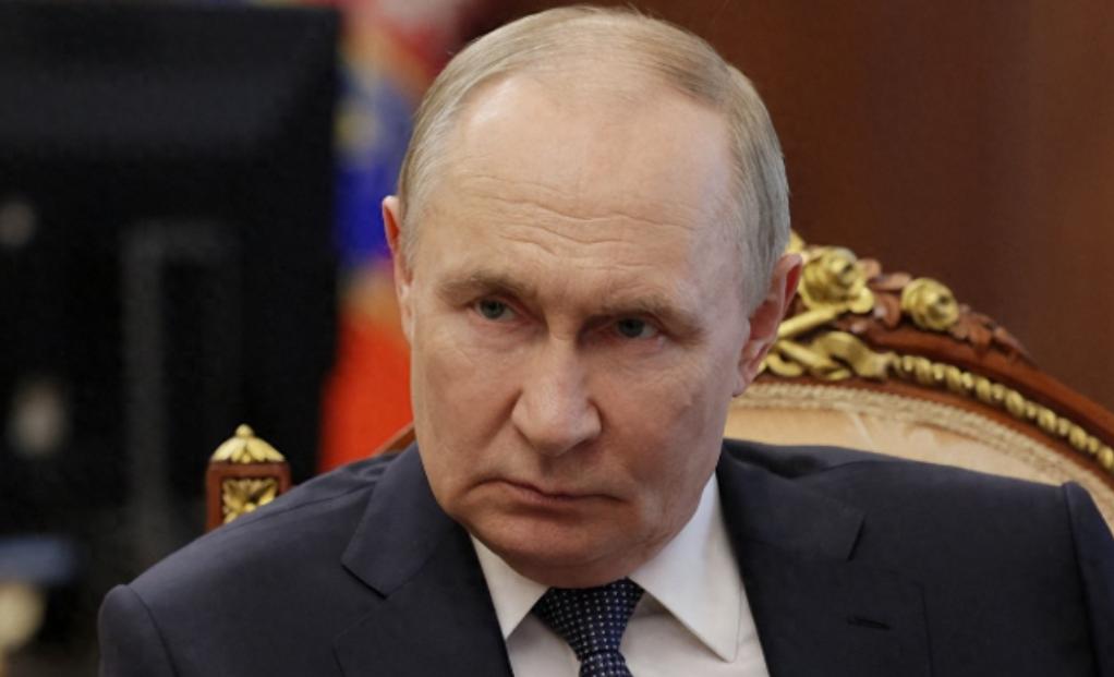 最近战斗民族的生育政策直接炸翻全网,总统普京开大会时放话,以后俄罗斯家庭生三个及