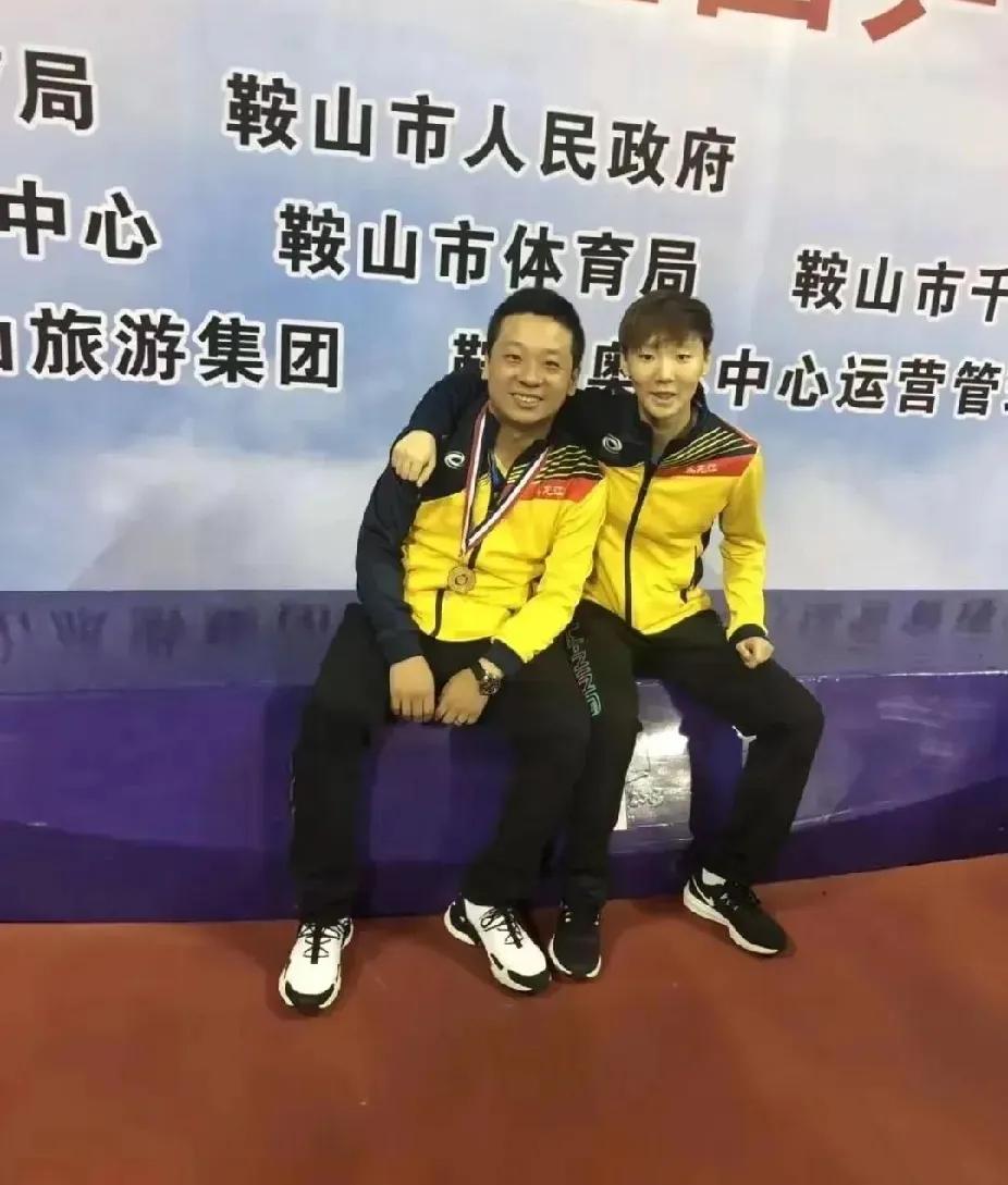 王曼昱与教练张海峰的珍贵合照刷到王曼昱和教练张海峰的老照片，瞬间被二人氛围