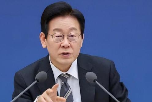 不止台湾是中国的，李在明最近在韩国教育会议上的一句“自嘲”，意外捅破了一层窗户纸