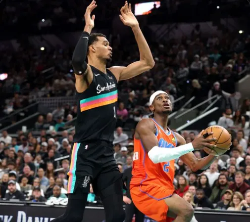 NBA常规赛，马刺主场112-101战胜开拓者、雷霆128-110战胜快船。