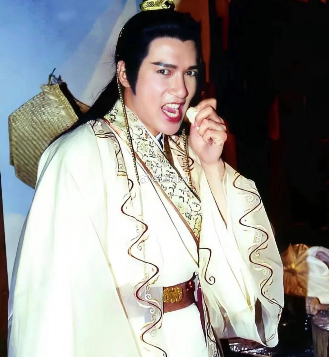 少年时，初读金瓶梅，如饥似渴，专挑淫秽段落。过了10年，再读金瓶梅，羡慕西门大官