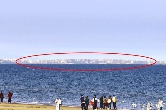 凤凰新闻【罕见！秦皇岛出现海市蜃楼，建筑悬浮在海上，原景在哪？】3月28日，河北