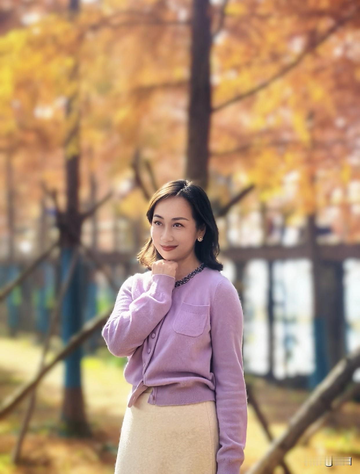 像“寒漪迢递接天流，顾影苍葭万古秋”，秋景带着一种悠远的寂寥。诗里的伊人若隐若现