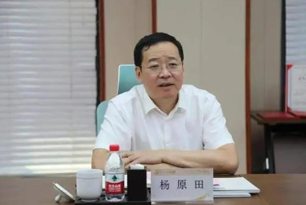 临沂三中校友，曾任沂水县长、蓬莱市委书记、日照市委组织部长、省委组织部副部长的杨