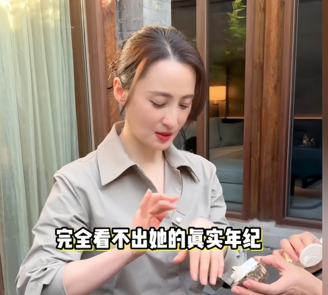 陈建斌和蒋勤勤真是模范夫妻啊！9月28日，蒋勤勤晒出工作Vlog，50岁的她