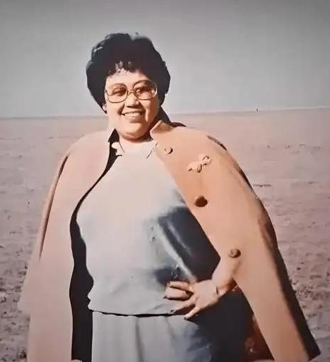 1959年，18岁陈丽华嫁给了北京电信系统某高管，生下1子2女后，和平分手。离婚