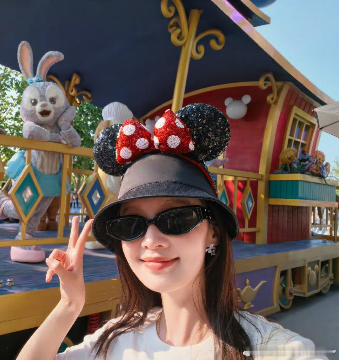 李沁迪士尼plog李沁星黛露合照李沁去了迪士尼，好美好美​​​