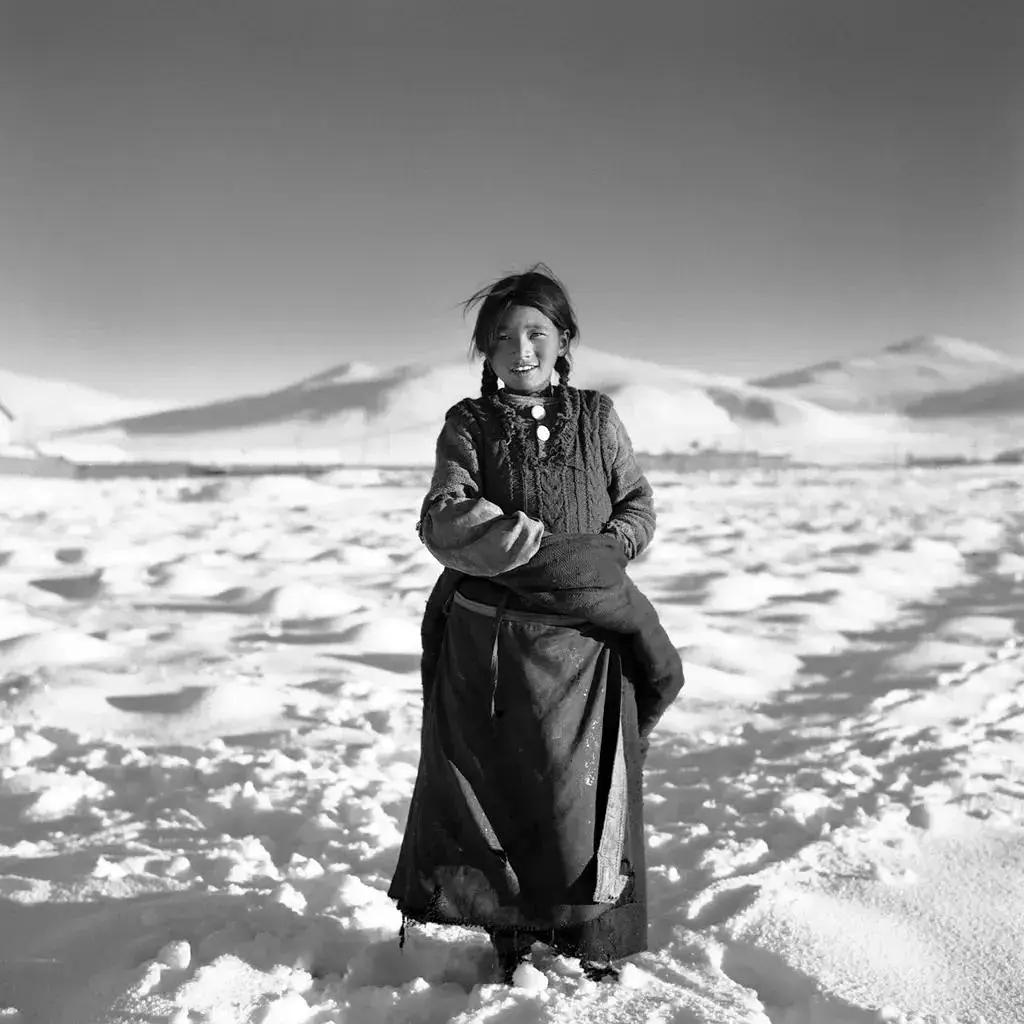 有元伸也（1971年生于日本大阪）是一位摄影师，1998年以一组西藏系列肖像获得