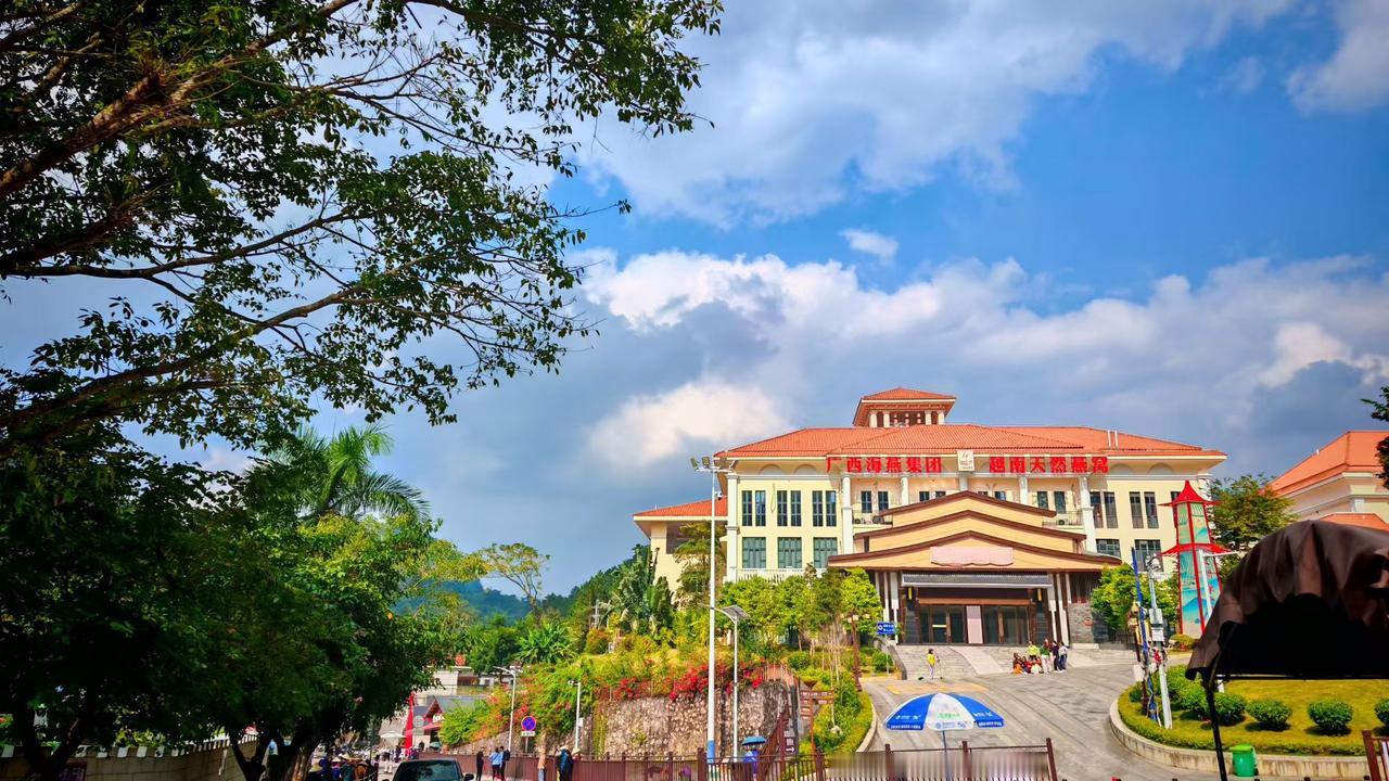 分享你随手拍的风景椰风裹着绿意漫上坡，红瓦白墙浸在云影里。檐角挑着天光，门前的脚