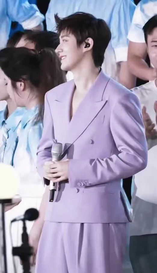 邓为五四晚会紫色西装look邓为五四晚会状态五四舞台上的邓为，紫色西装是铠甲，