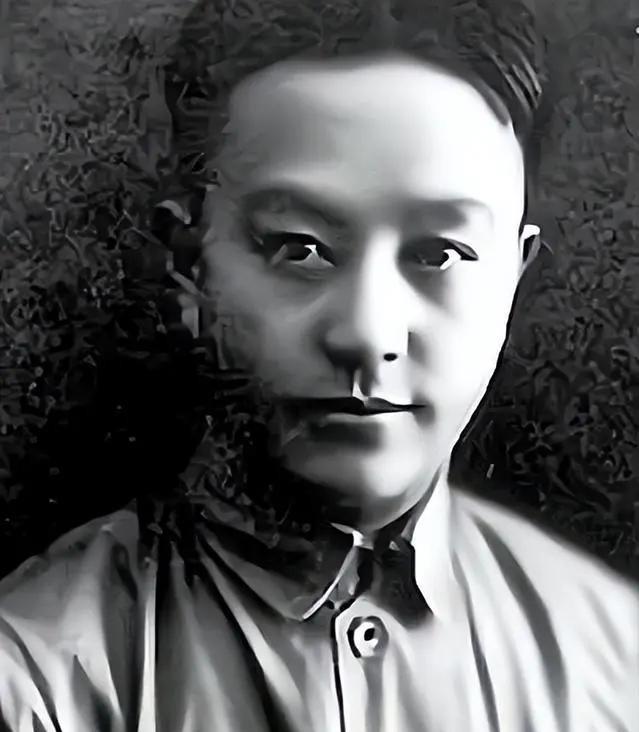 他比伟人要小9岁，却在从苏联回国，将伟人撤职后，称伟人为“小毛”。30、40年代